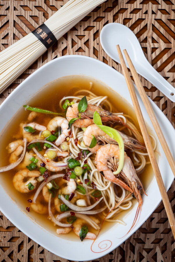 Stylisme et photographie culinaire - Noodle soup de crevettes